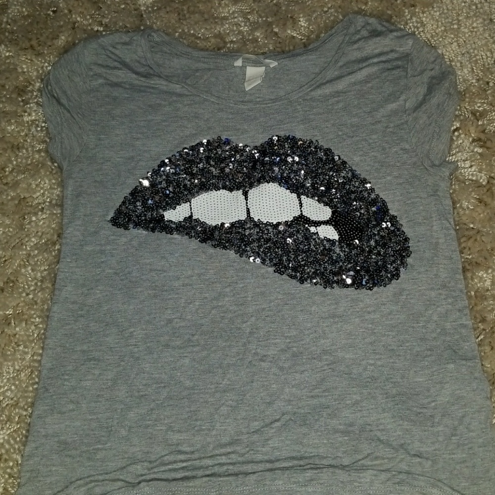 H&M short sleeve sequined lip t-shirt